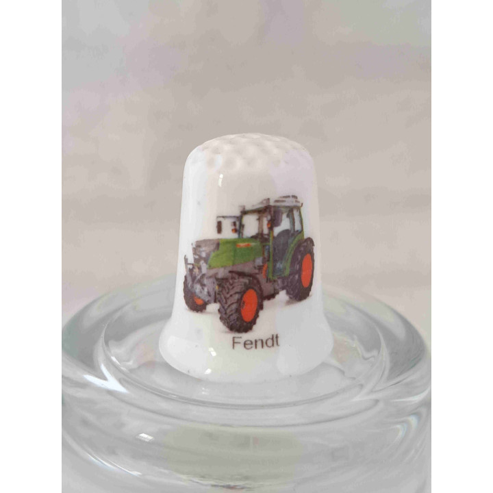 Fendt tractor landbouwvoertuig op een porselein vingerhoedje