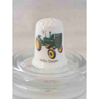 John Deere tractor landbouwvoertuig op een porselein vingerhoedje