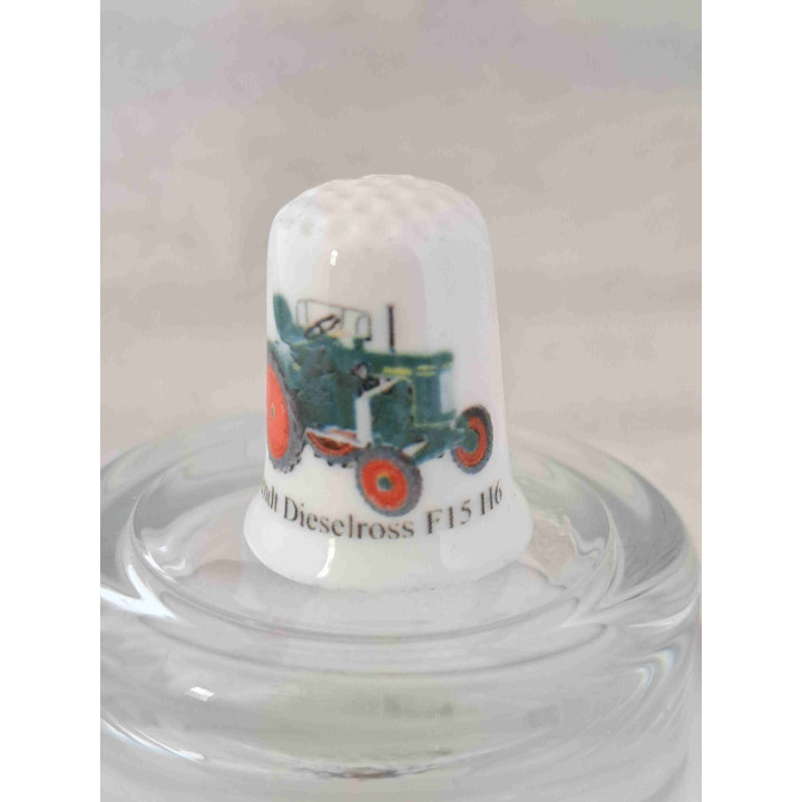 Fendt Dieselross F15 H6 tractor landbouwvoertuig op een porselein vingerhoedje