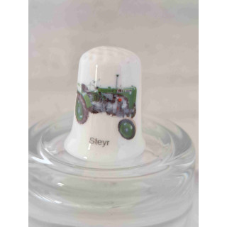 Steyr tractor landbouwvoertuig op een porselein vingerhoed