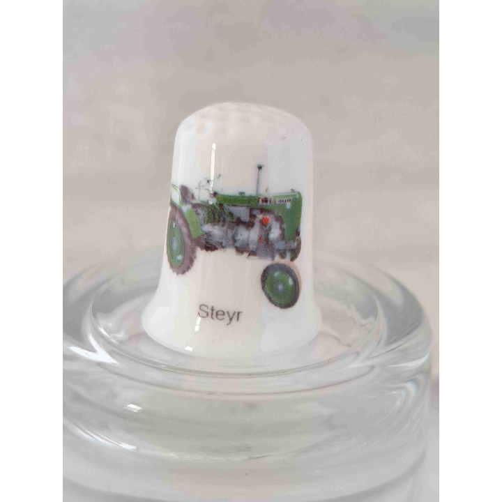Steyr tractor landbouwvoertuig op een porselein vingerhoed
