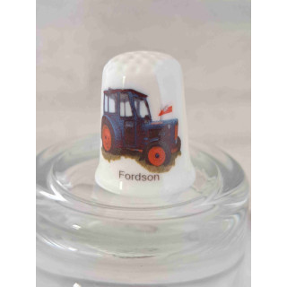 Fordson tractor landbouwvoertuig op een porselein vingerhoedje