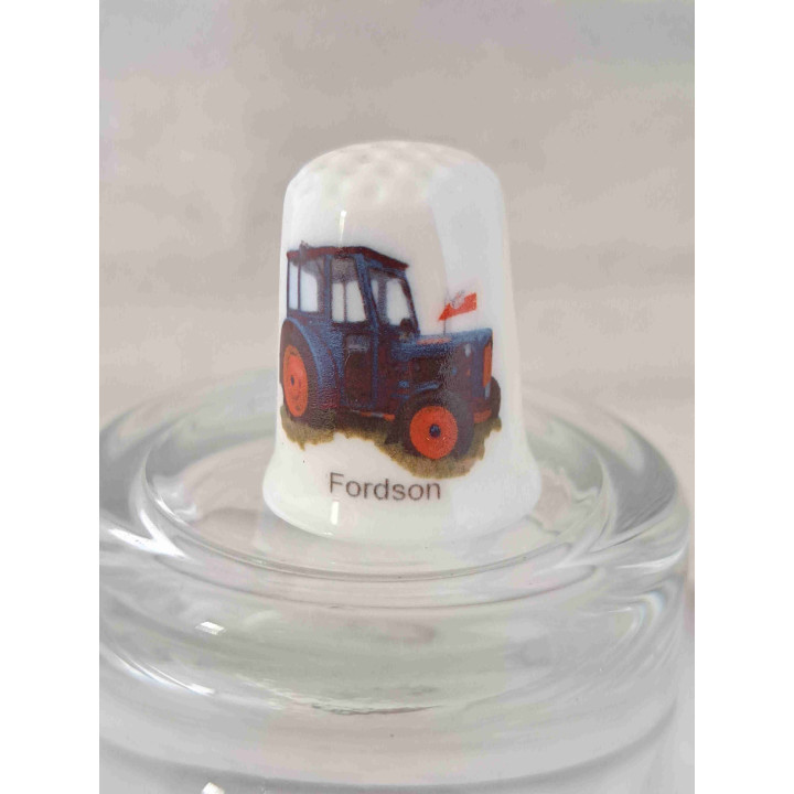 Fordson tractor landbouwvoertuig op een porselein vingerhoedje