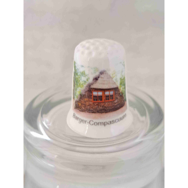 Plaggenhut in Barger-Compascuum in de gemeente Emmen op een porselein vingerhoedje