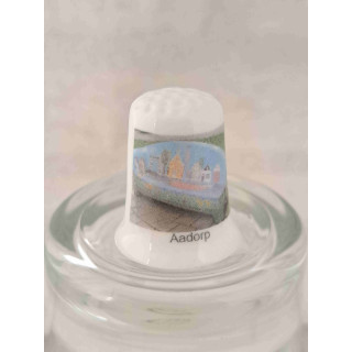 Mozaiek bankje in Aadorp in de Twentse gemeente Almelo op een porselein vingerhoedje