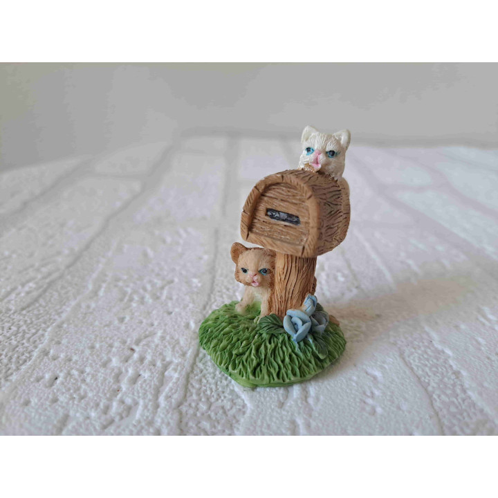 Poezen van kunsthars met een brievenbus D4 x H6 cm - dierfiguren