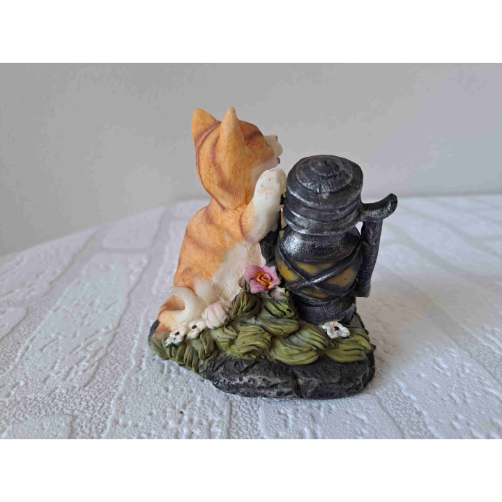 Poes met olielamp van kunsthars - dierfiguren