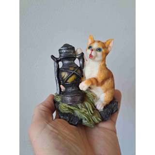 Poes met olielamp van kunsthars