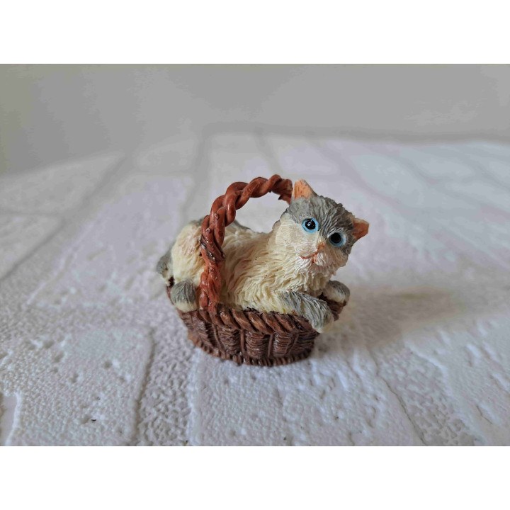 Poes in mandje van kunsthars - dierfiguren