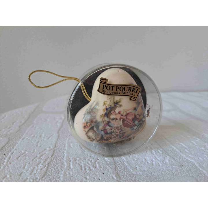 Hart reukbol van porselein met klederdracht L7.5xB7xH3.5cm - Verzamelobjecten