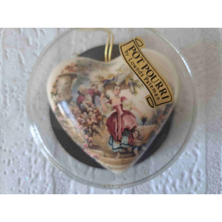 Hart reukbol van porselein met klederdracht L7.5xB7xH3.5cm - Verzamelobjecten