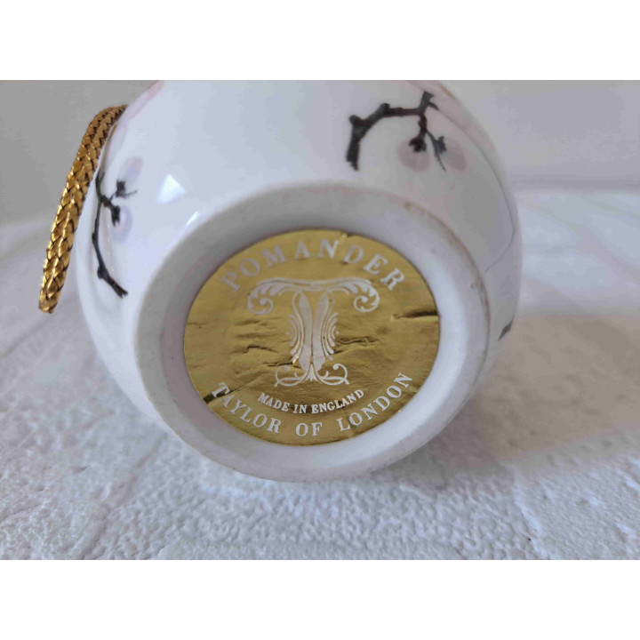 Reukbol kerstbal van porselein met bloemen D8 cm - Verzamelobjecten