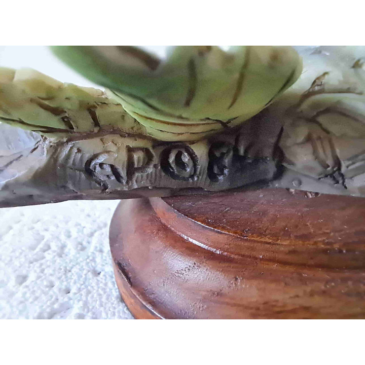 Oranjekoptangare vogel op een nest met eieren van kunsthars en hout - dierfiguren