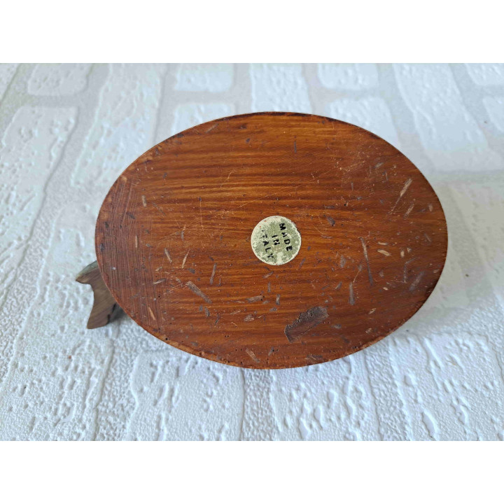 Oranjekoptangare vogel op een nest met eieren van kunsthars en hout - dierfiguren