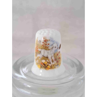 Lammetje in de wei op een porselein vingerhoedje