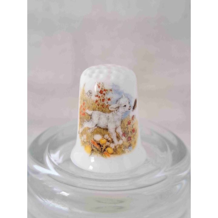 Lammetje in de wei op een porselein vingerhoedje