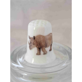 Neushoorn op een porselein vingerhoedje