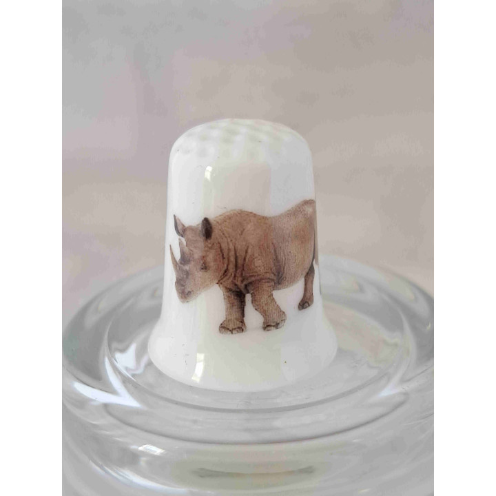 Neushoorn op een porselein vingerhoedje