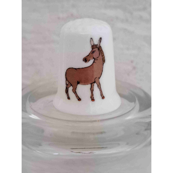 Getekend ezel op een porselein vingerhoedje