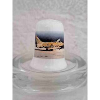 Straalvliegtuig op een porselein vingerhoedje