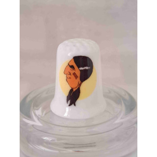 Tekening van een indiaan op een porselein vingerhoedje