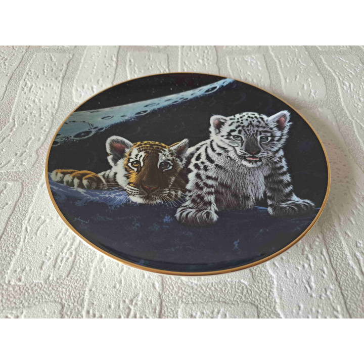 Franklin Snow Leopards Total Eclipse Plate