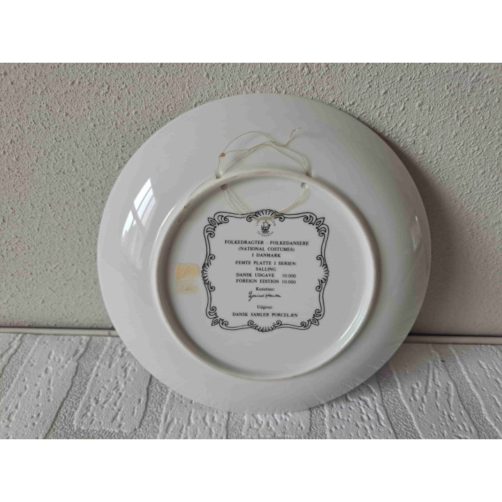 Deense Klederdracht Wandbord van Porselein, D20 cm
