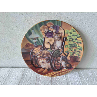Poezen in de schommelstoel Kahla wandbord D20 cm