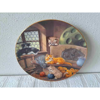 Poezen bij de tegelkachel aan de muur Kahla wandbord D20 cm
