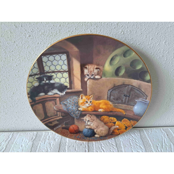 Poezen bij de tegelkachel aan de muur Kahla wandbord D20 cm