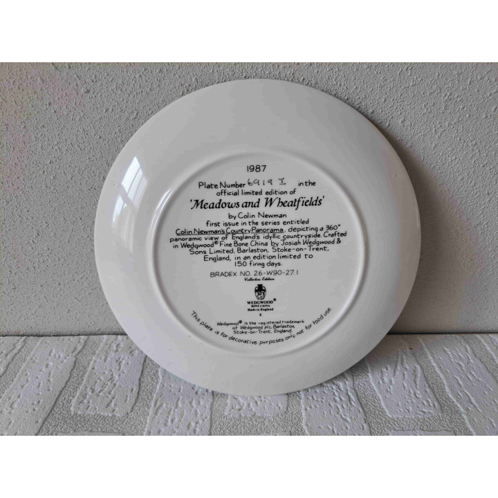 Wedgwood wall plate Meadows birds - with certificate D21.5cm