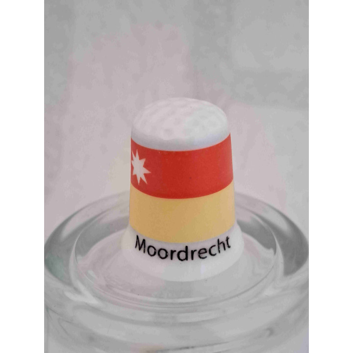 Vlag van Moordrecht bij de Zuidplaspolder op een porselein vingerhoedje