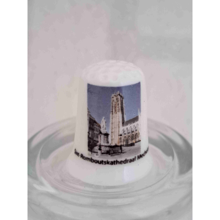 Kerk Sint-Romboutskathedraal in Mechelen op een porselein vingerhoedje