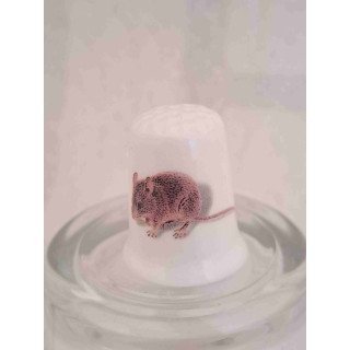 Muis op een porselein vingerhoedje