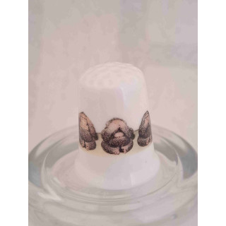 kleine apen horen zien zwijgen op een porselein vingerhoedje