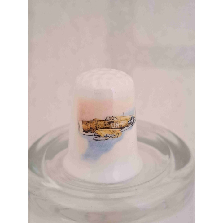 Amerikaanse oorlogsvliegtuig ww2 op een porselein vingerhoedje