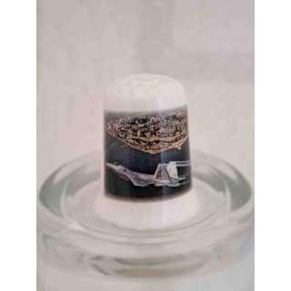 Lockheed Martin F-22 Raptor Stealth straaljager op een porselein vingerhoedje