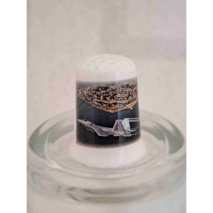 Lockheed Martin F-22 Raptor Stealth straaljager op een porselein vingerhoedje