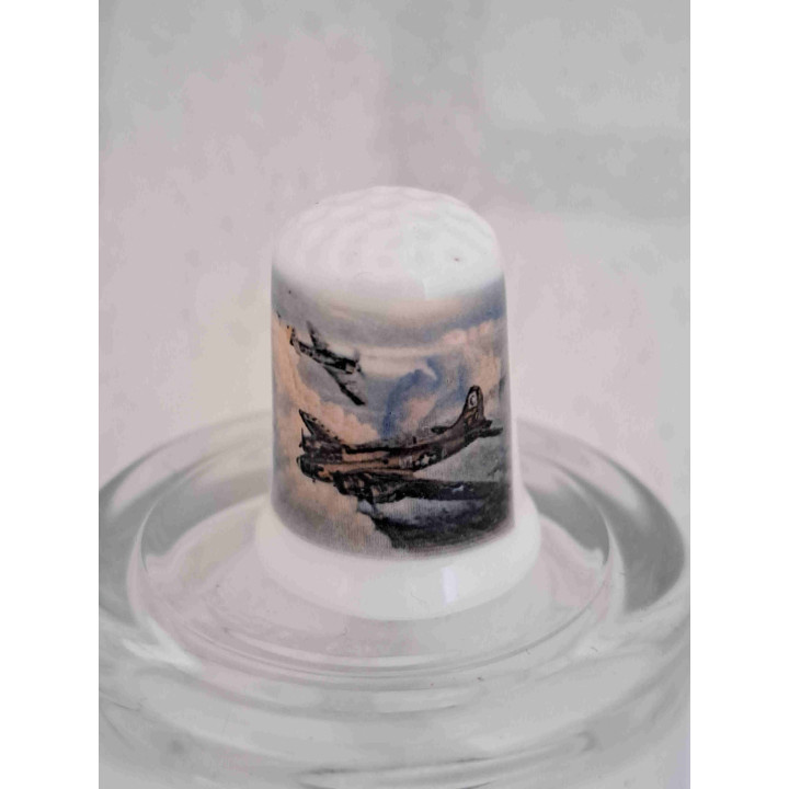 Boeing B-17 Flying Fortress bommenwerper op een porselein vingerhoedje