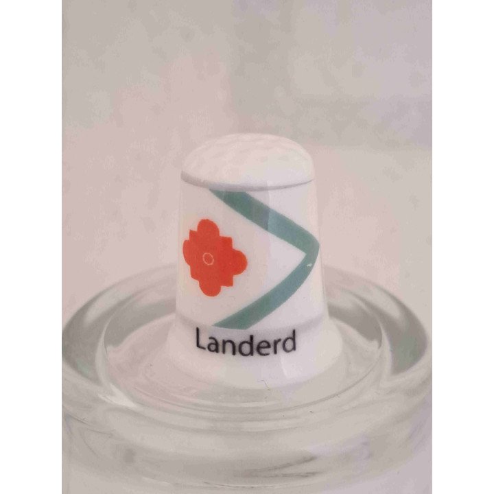Landerd in de Nederlandse provincie Noord-Brabant op een porselein vingerhoedje Landerd in de Nederlandse provincie Noord-Brabant op een porselein vingerhoedje