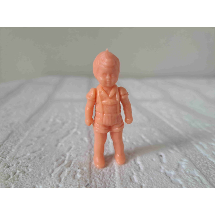 Kunststof Jongen poppetje 1:24 poppenhuis 5.5x2x1.5cm - Verzamelobjecten