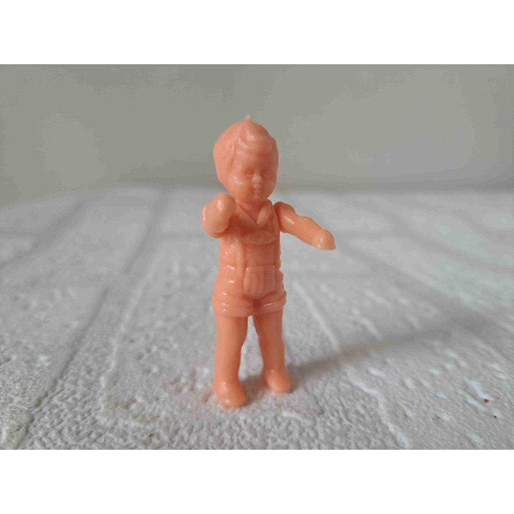 Kunststof Jongen poppetje 1:24 poppenhuis 5.5x2x1.5cm - Verzamelobjecten
