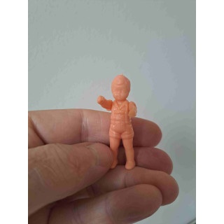 Jongen poppetje in wit/blank 1:24 poppenhuis miniatuur