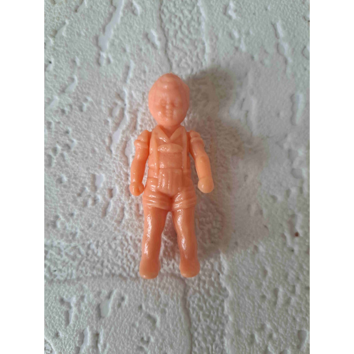 Kunststof Jongen poppetje 1:24 poppenhuis 5.5x2x1.5cm - Verzamelobjecten