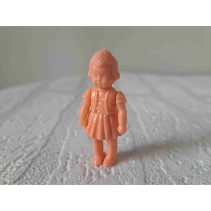 Kunststof meisje poppetje 1:24 poppenhuis 5.5x2.3x1.5cm - Verzamelobjecten