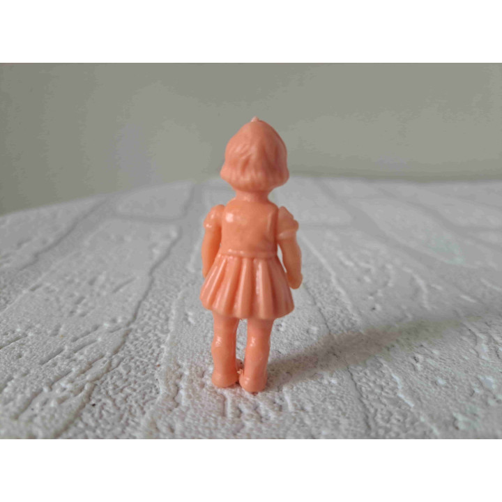 Kunststof meisje poppetje 1:24 poppenhuis 5.5x2.3x1.5cm - Verzamelobjecten
