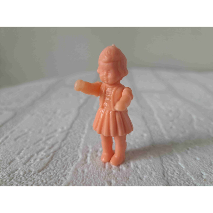 Kunststof meisje poppetje 1:24 poppenhuis 5.5x2.3x1.5cm - Verzamelobjecten