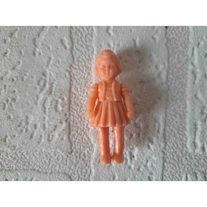 Kunststof meisje poppetje 1:24 poppenhuis 5.5x2.3x1.5cm - Verzamelobjecten