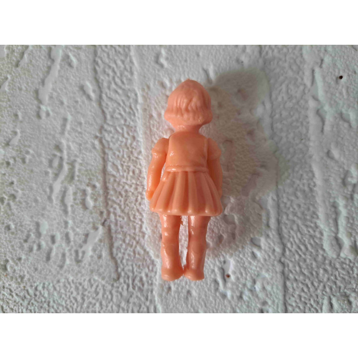 Kunststof meisje poppetje 1:24 poppenhuis 5.5x2.3x1.5cm - Verzamelobjecten