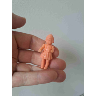Meisje poppetje in wit/blank 1:24 poppenhuis miniatuur